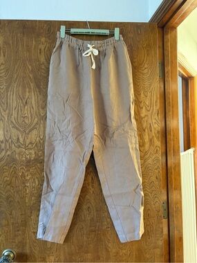 notPERFECTLINEN Athens Drawstring Jogger Pant in Light Taupe in Clay